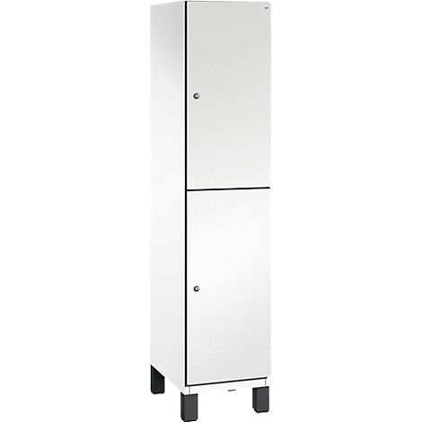 Weißer Schrank mit zwei Türen und schwarzen Füßen.