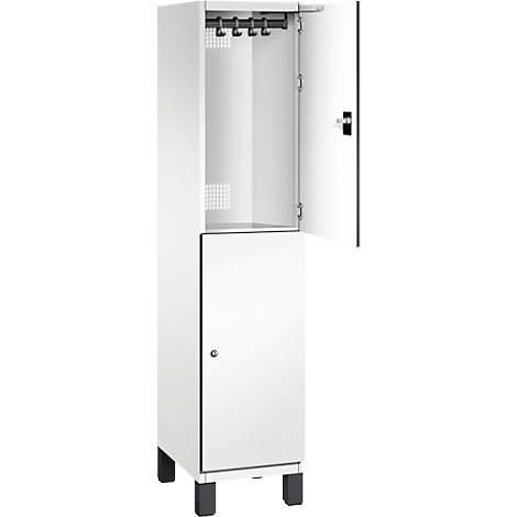 Weißer Schrank, teilweise geöffnet. Hakenleiste im oberen Fach. Schwarze Füße.