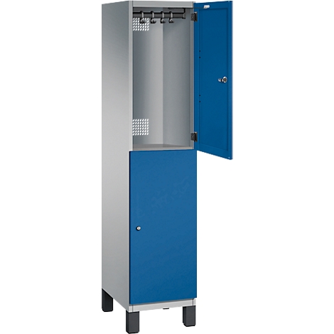 Metallspind, türkis-blau, eine Tür geöffnet, Innenausstattung erkennbar.