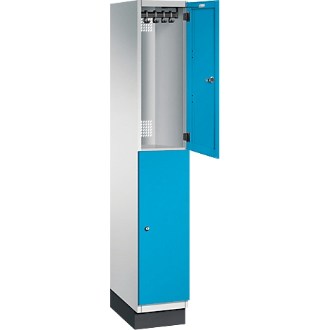 Offener Schrank mit türkis-blauer Tür. Innen, Kleiderhaken. Grauer Korpus, silberfarbene Rückwand.