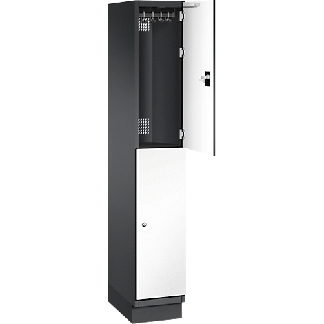 Grau-weißer Schrank, eine Tür geöffnet. Oben eine Kleiderstange. Details wie Scharniere und Belüftungsöffnungen erkennbar.