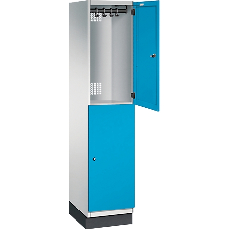 Offener Spind mit blauer Tür.