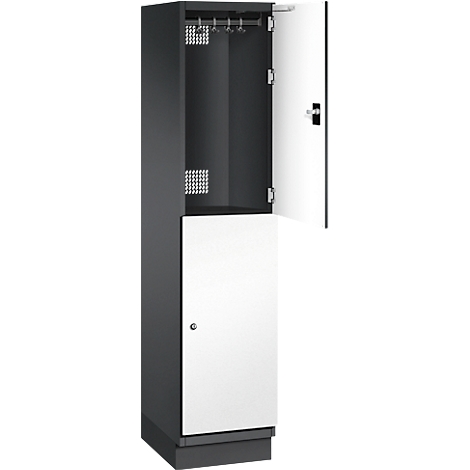 Schrank mit offener Tür, grau-weiß. Innen mit Haken und Lüftungsschlitzen.