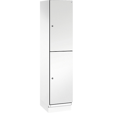 Weißer Spind mit zwei Türen, Griffen und Schloss.