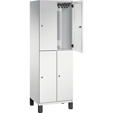 Ein weißer Schrank, eine Tür geöffnet. Es ist ein Metallschrank mit vier Türen, davon ist eine geöffnet.