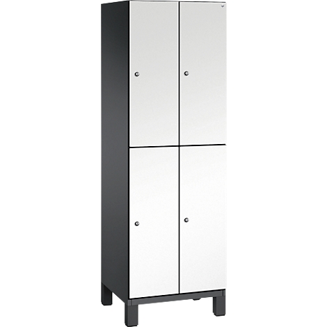 Schrank mit vier Türen, weiß und grau. Kleine Metallgriffe an den Türen.