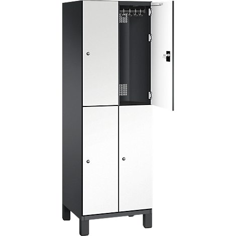 Schrank mit zwei Türen, eine davon geöffnet, zeigt Innenraum mit Haken. Graues Gehäuse, weiße Türen.