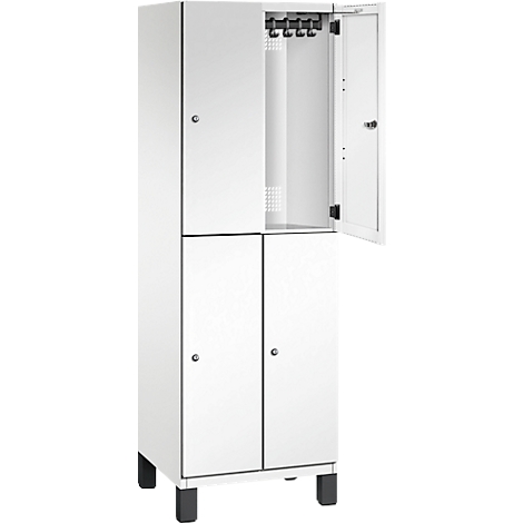 Weißer Schrank mit vier Türen, eine Tür ist geöffnet. Im Inneren Haken für Kleidung.