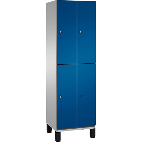 Schrank mit zwei blauen Türen, silbernen Seiten und schwarzen Füßen.
