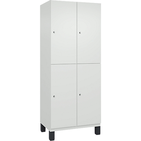 Weißer Schrank mit vier Türen und schwarzen Füßen. Jede Tür hat einen kleinen Knopf.