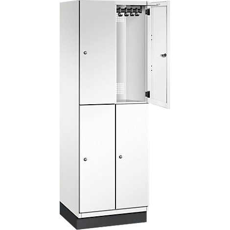 Weißer Schrank mit vier Türen, eine davon geöffnet. Schwarzer Sockel und Kleiderhaken im Inneren.