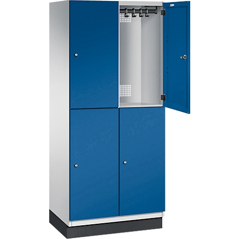 Blau-weißer Spind, eine Tür geöffnet. Im Inneren Haken und ein Regalboden.