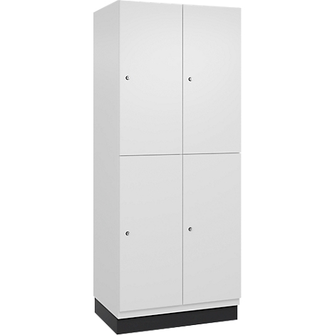 Weißer Schrank mit vier Türen, schwarzen Sockel und silbernen Knöpfen.