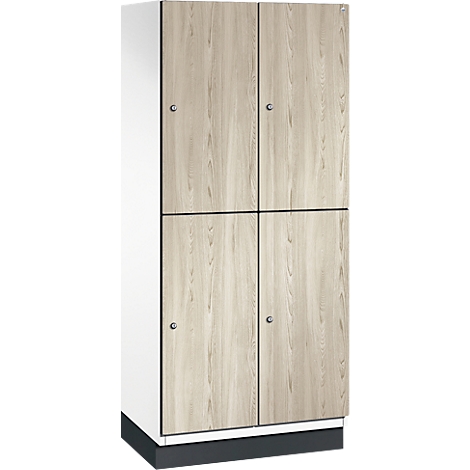 Schrank mit vier Türen, Holzoptik, Metallgriffe.