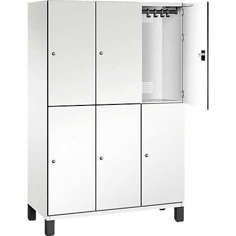 Weißer Schrank mit geöffneter Tür, Kleiderhaken, sechs Fächern, schwarze Füße.