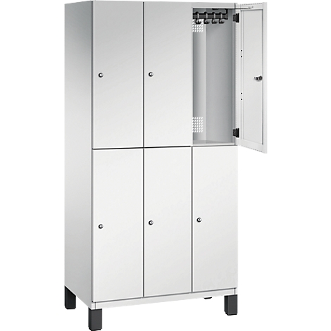 Weißer Spind mit sechs Türen, eine ist geöffnet. Schwarze Füße.