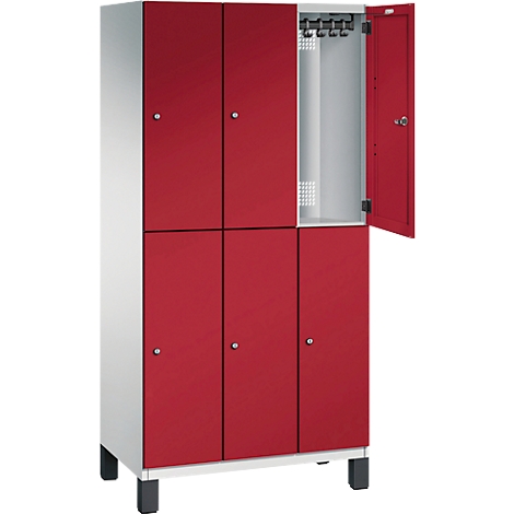 Roter Spind, eine Tür geöffnet. Graues Innere mit Kleiderhaken. Schwarze Füße.