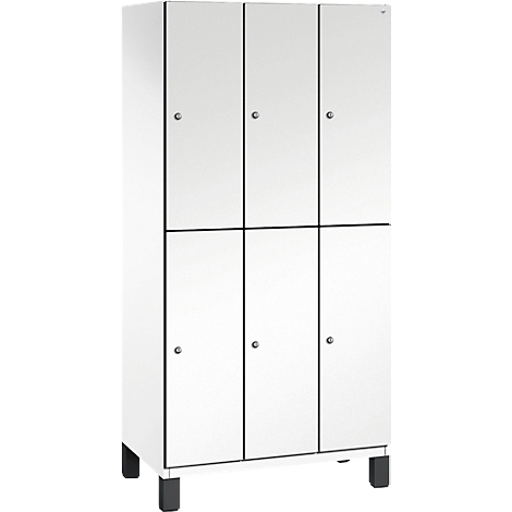 Weißer Schrank mit sechs Türen, schwarzen Griffen und Beinen. Der Schrank steht auf schwarzem Untergrund.