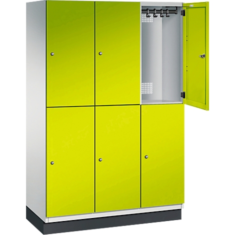 Schrankwand mit sechs Türen, eine Tür offen, in hellgrün und weiß. Im offenen Fach Haken zum Aufhängen.