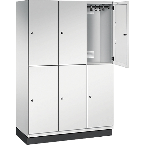 Weißer Spind mit teilweise geöffneter Tür; Haken und Lüftungsschlitze sind sichtbar.