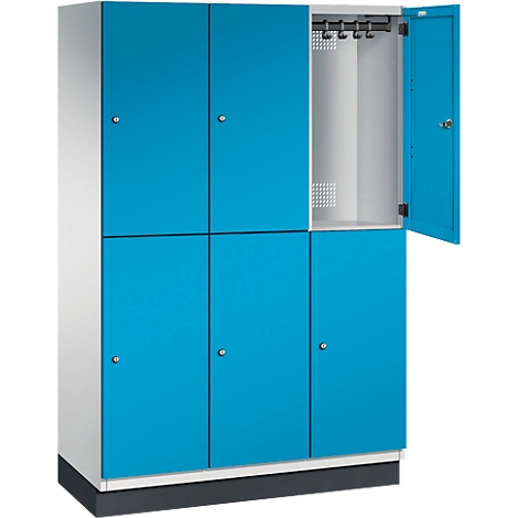 Spindschrank, blau lackiert mit sechs Türen, eine Tür geöffnet. Im Inneren Haken für Kleidung, offener Stauraum.