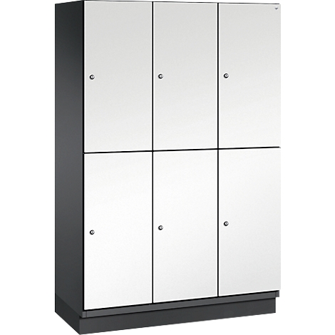 Sechs Türen Spindschrank, weiss mit schwarzen Rahmen und Knöpfen. Das Schrankgestell ist dunkelgrau.