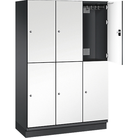 Schrank mit weißen Türen und einem offenen Fach, in dem Kleiderbügel sichtbar sind.