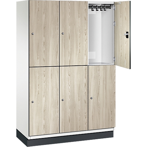 Schrank mit Holzoptik, eine Tür geöffnet. Schwarze Griffe und ein Kleiderbügel im Inneren.