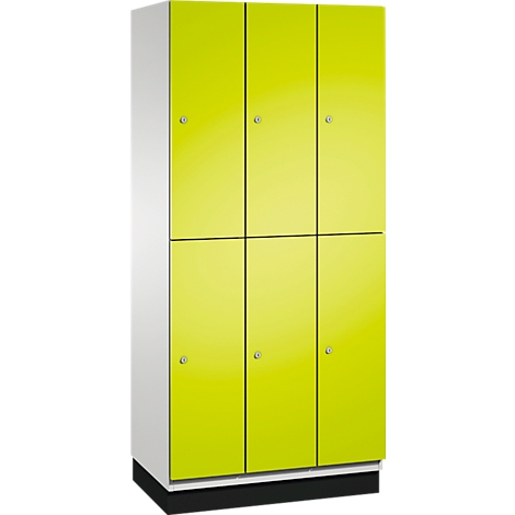 Ein Schrank mit sechs Türen in Limettengrün. Drei Türen pro Reihe, mit silbernen Griffen.