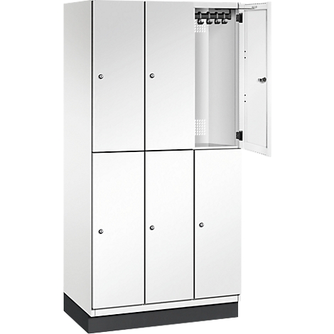 Weißer Spind mit geöffneter Tür, sechs Türen, Türgriffe, Hakenleiste.