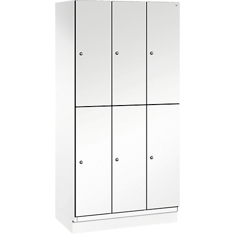 Weißer Schrank mit sechs Türen und silbernen Griffen. Die Türen sind in zwei Reihen angeordnet. Der Schrank steht auf einem Sockel.