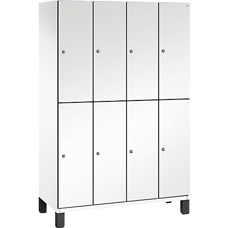 Weißer Spindschrank, mit 8 Türen. Schwarze Türrahmen und Füße.