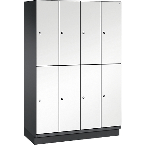 Ein grauer Spind mit acht Türen, die mit kleinen silbernen Knöpfen versehen sind, vor einem weißen Hintergrund.