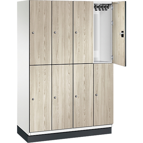 Garderobenschrank aus Holz mit geöffneter Tür. Innen Haken für Kleidung.