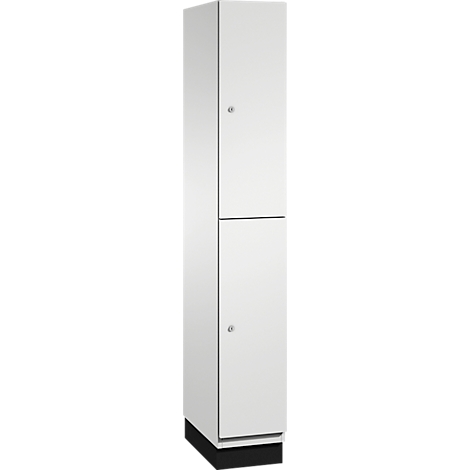 Witte kast, tweedeurs met handgrepen. Zwarte basis.