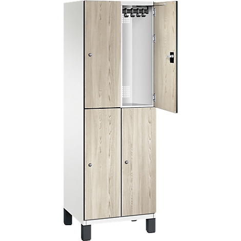 Kledingkast met vier deuren, licht houten decor. Eén deur is open en geeft zicht op een kledingroede.