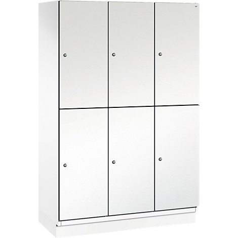 Witte kast met zes deuren, verdeeld door zwarte lijnen. Elke deur heeft een kleine, ronde knop.
