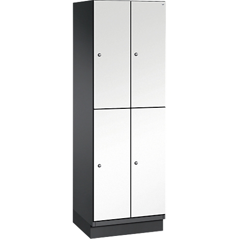 Grijstinten kast met vier deuren, twee boven elkaar geplaatst, elke deur heeft een knop.