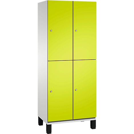 Kast met gele deuren, witte body en zwarte poten. Elke deur heeft een klein slot.