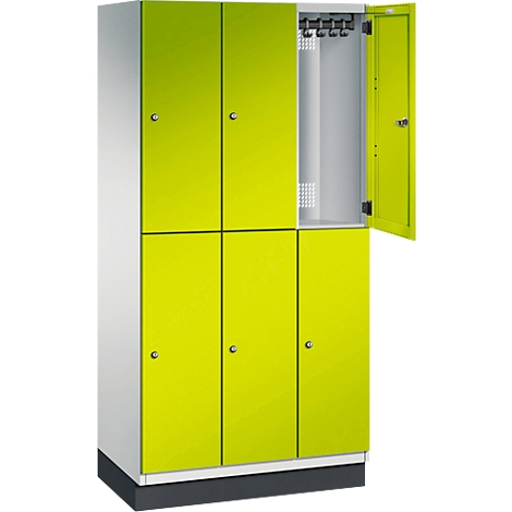 Kast met gele deuren, waarvan één open. Helder interieur.