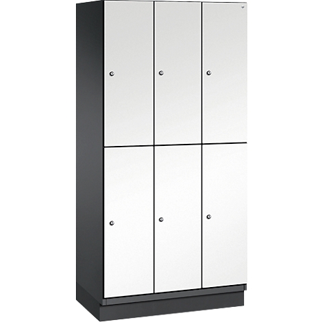 Grijze kast met zes witte deuren, gerangschikt in twee rijen. Ronde zilveren knoppen op elke deur.