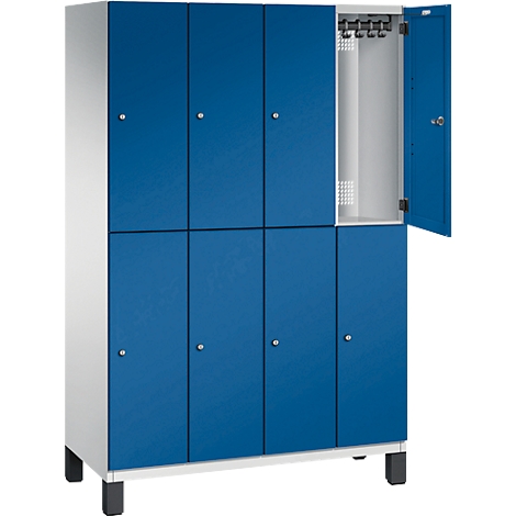 Een locker, met blauwe deuren, één deur is open.