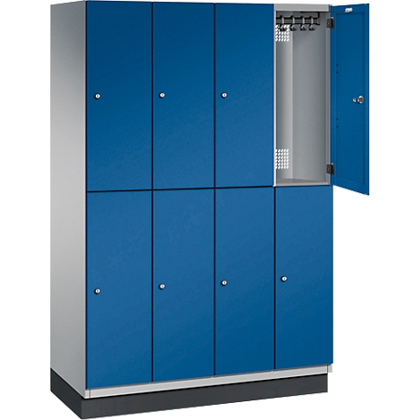 Blauwe kast met meerdere compartimenten, een compartiment open. Grijs omhulsel.