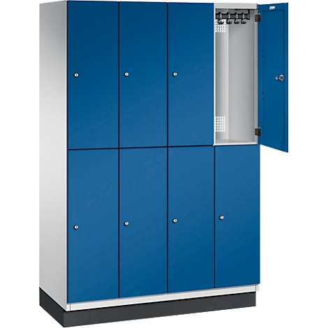 Blauwe kast met een open deur. In de kast zitten kapstokken. Zeven andere blauwe deuren zijn gesloten.