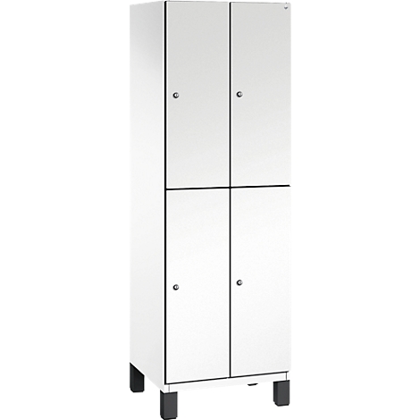 Witte kast met vier deuren, elk met een kleine ronde knop, staat op zwarte voeten.