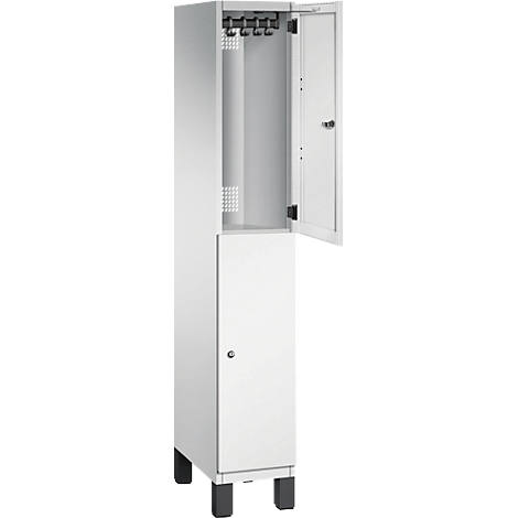 Witte, open locker met kledinghaken, deur half open.