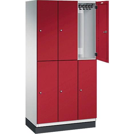Rode locker, een deur open. De kast heeft meerdere compartimenten met zilveren deurgrepen.