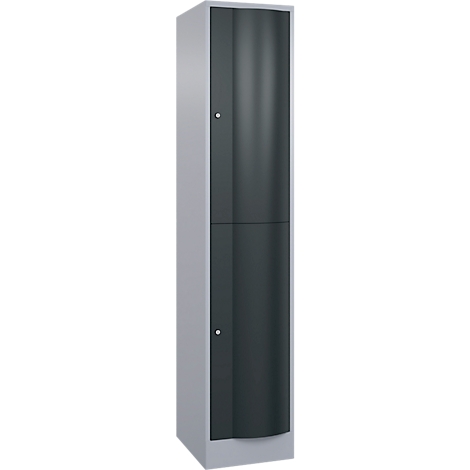 Een grijze kast met twee donkergrijze deuren. Er zit een kleine knop aan de boven- en onderkant.