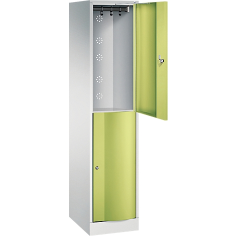 Een tweekleurige open kast. De deur is blauw, de rest wit, met een haakrail en ventilatiegaten.