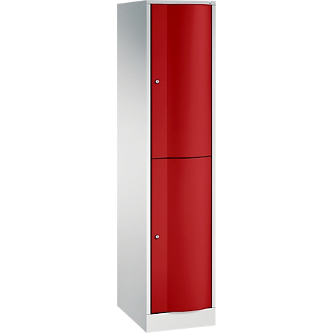 Een hoge locker in blauw en wit. Deuren, knoppen en een scheidingslijn zijn zichtbaar.